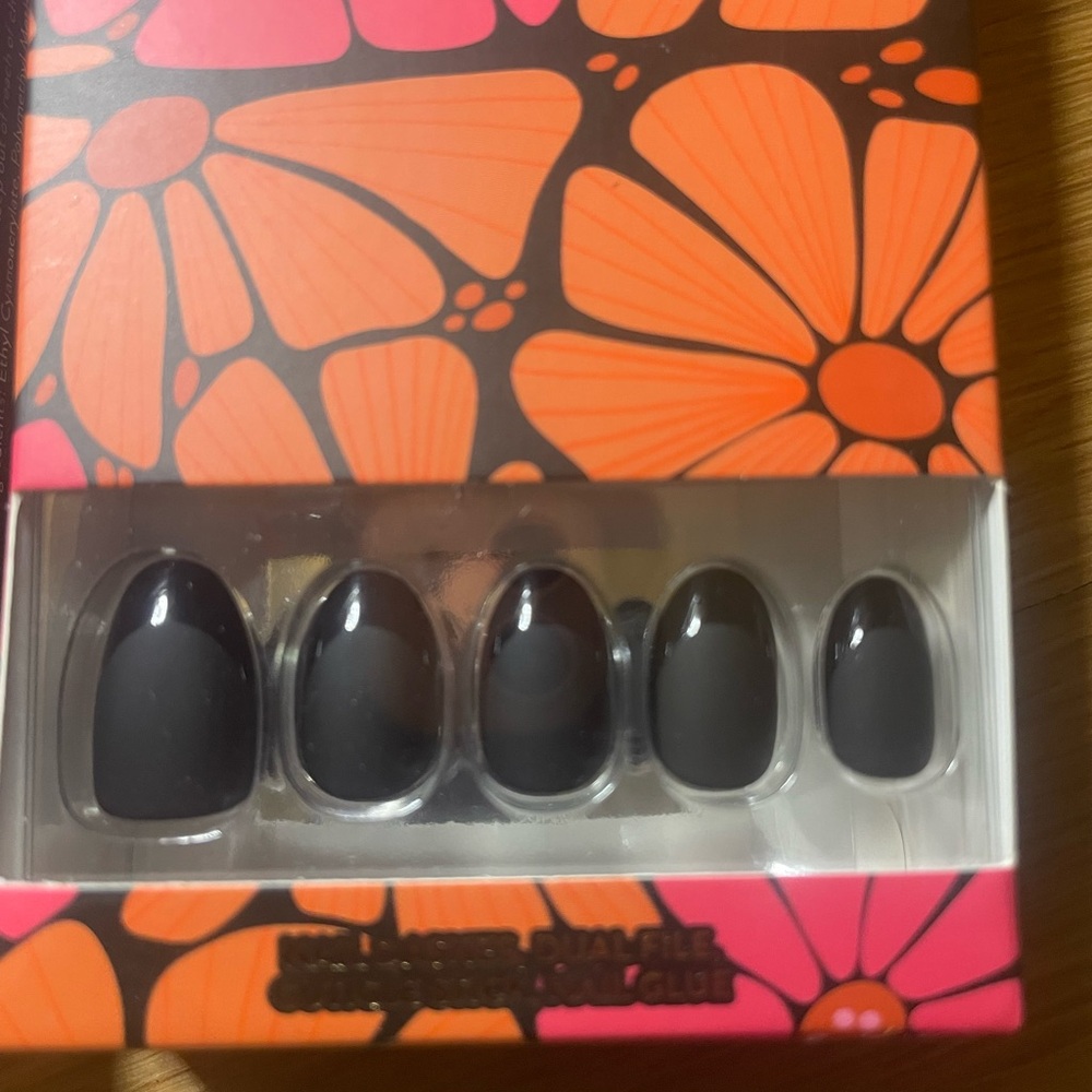 Red Aspen Black Press-On Nails Short Almond Matte - Picture 2 of 3